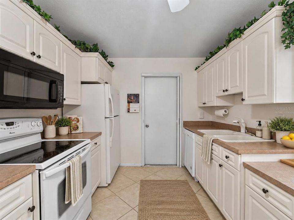 For Sale: $185,000 (2 beds, 2 baths, 912 Square Feet)