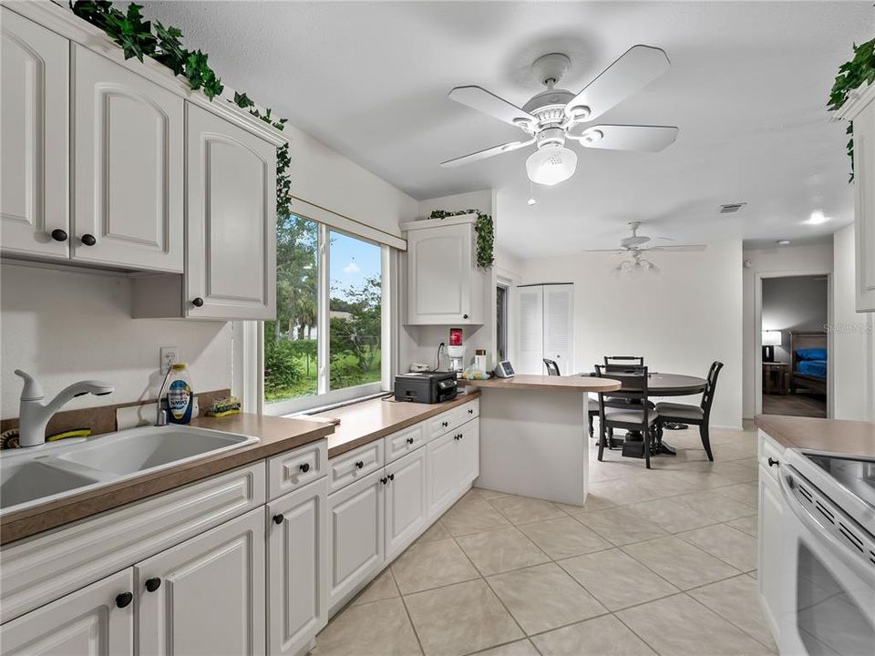 For Sale: $185,000 (2 beds, 2 baths, 912 Square Feet)