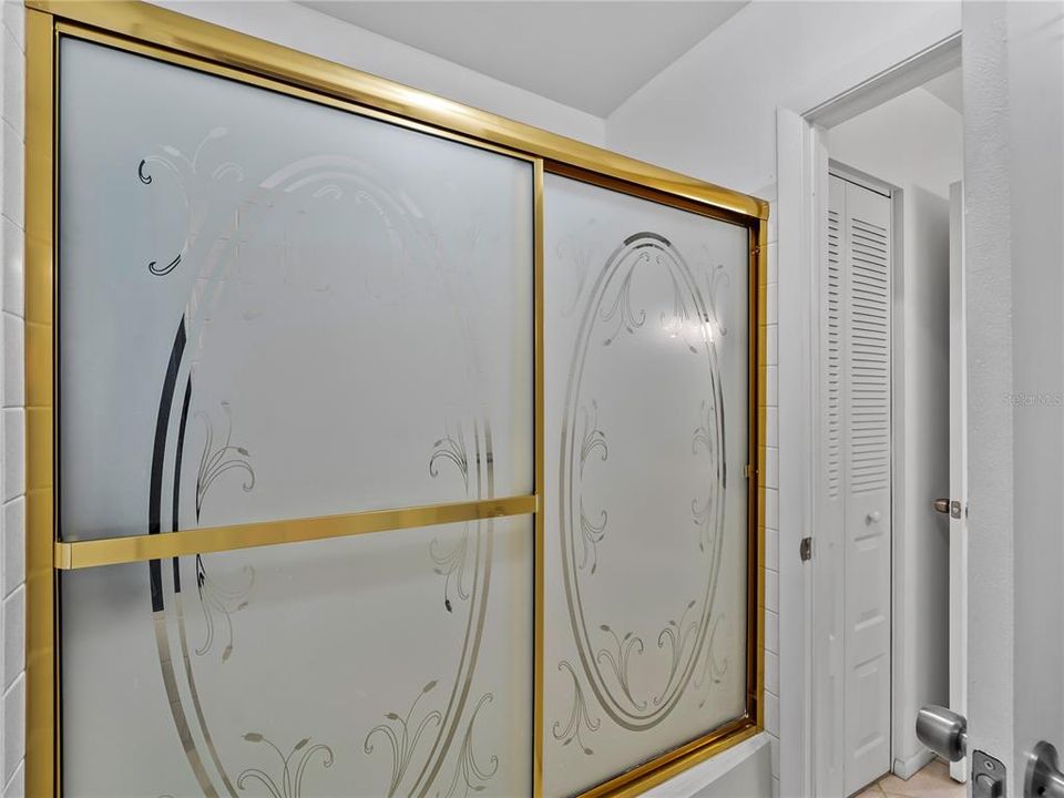 For Sale: $185,000 (2 beds, 2 baths, 912 Square Feet)