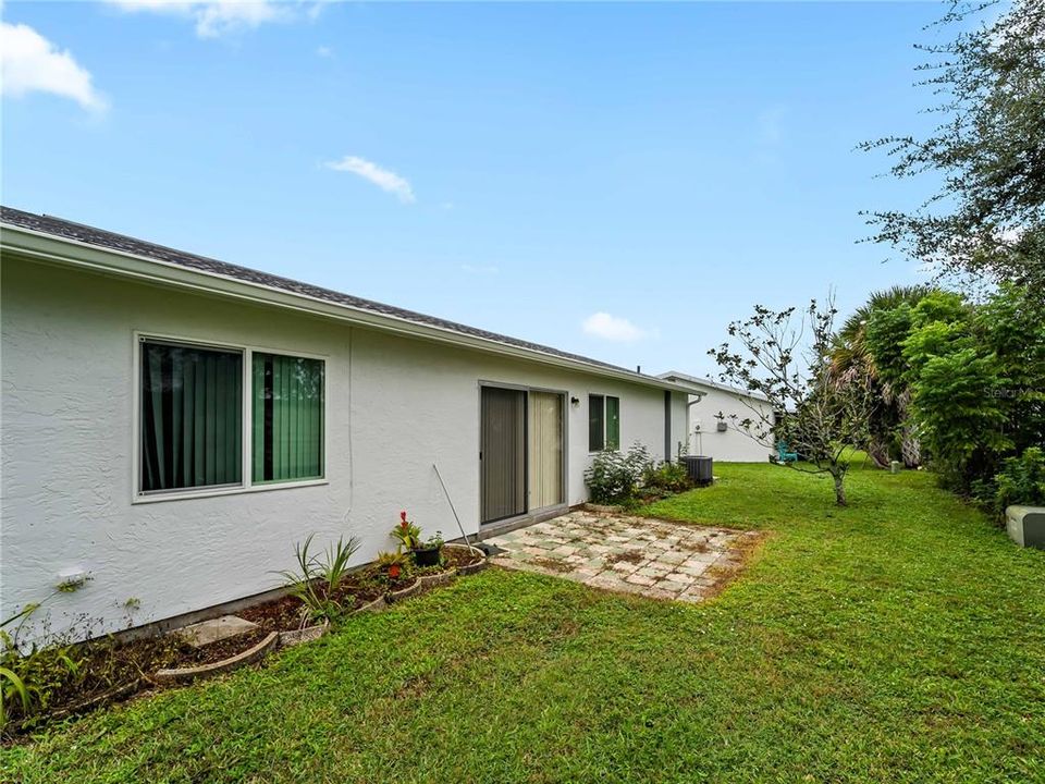 For Sale: $185,000 (2 beds, 2 baths, 912 Square Feet)