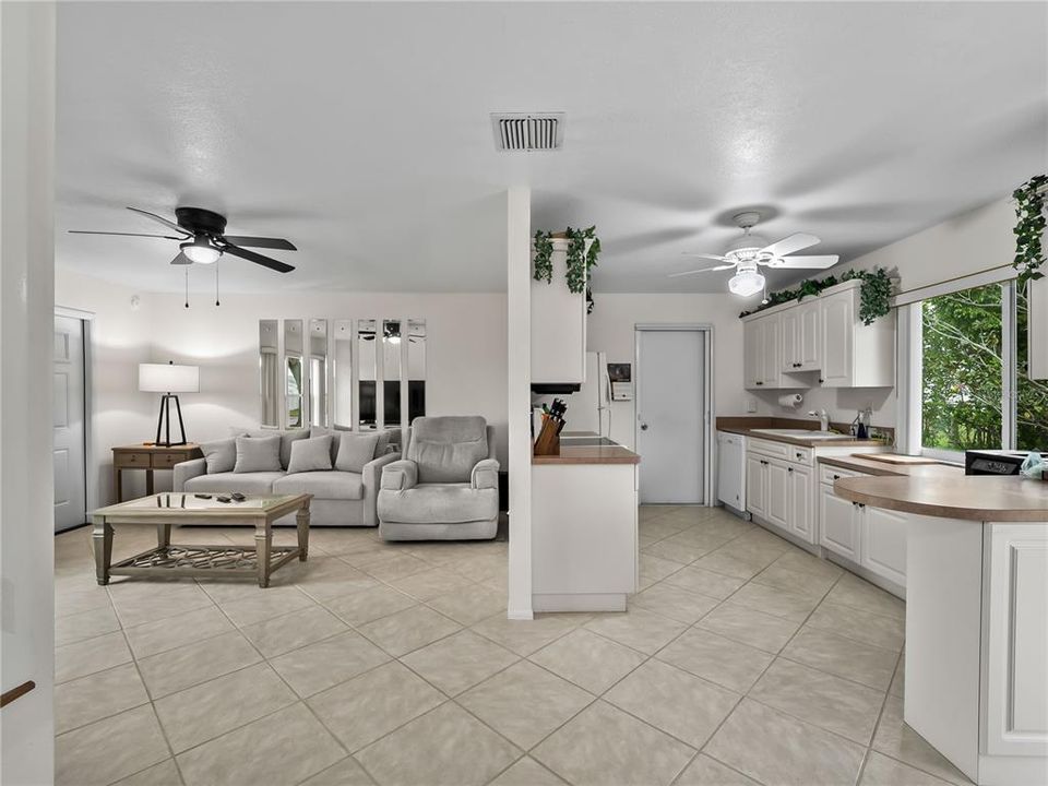 For Sale: $185,000 (2 beds, 2 baths, 912 Square Feet)