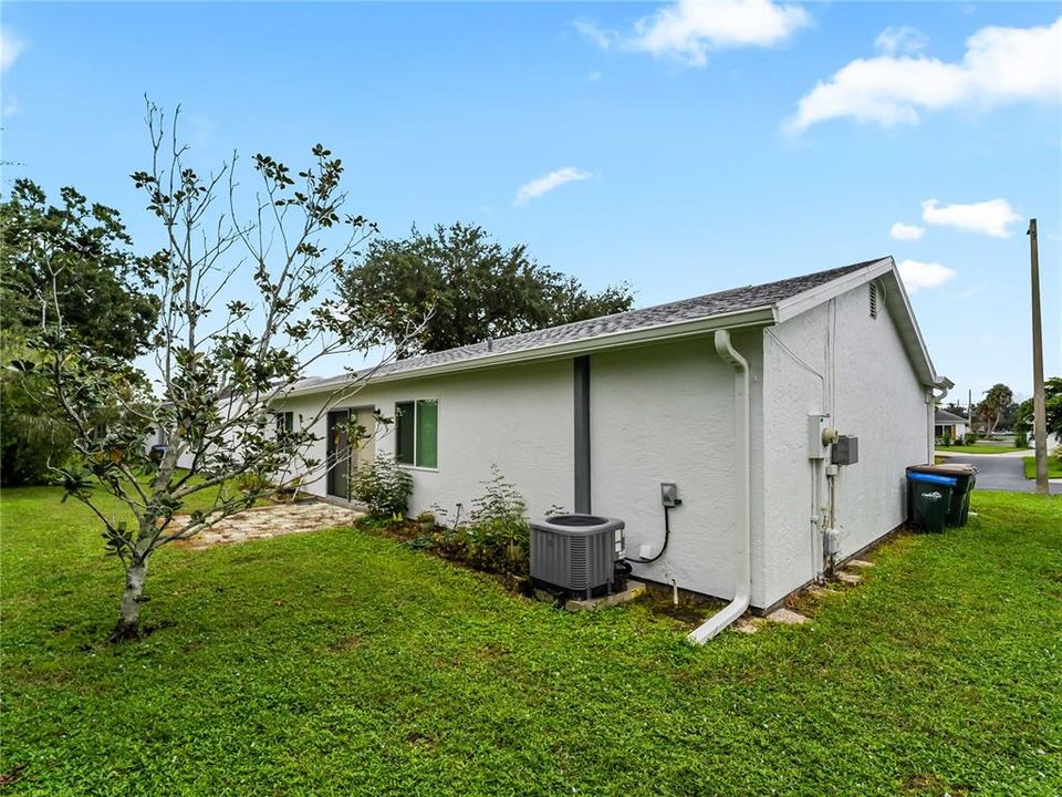 For Sale: $185,000 (2 beds, 2 baths, 912 Square Feet)