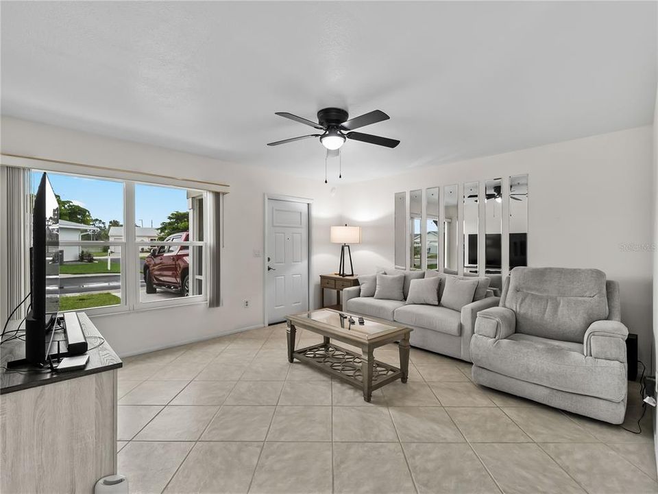 For Sale: $185,000 (2 beds, 2 baths, 912 Square Feet)