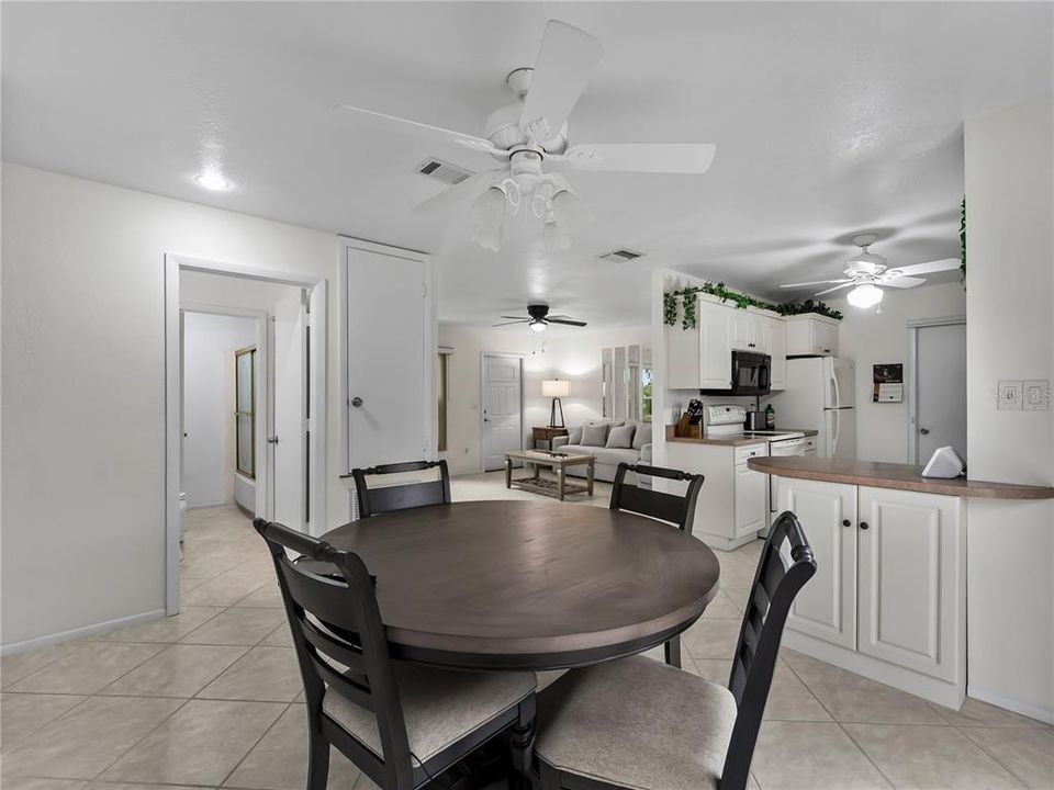 For Sale: $185,000 (2 beds, 2 baths, 912 Square Feet)