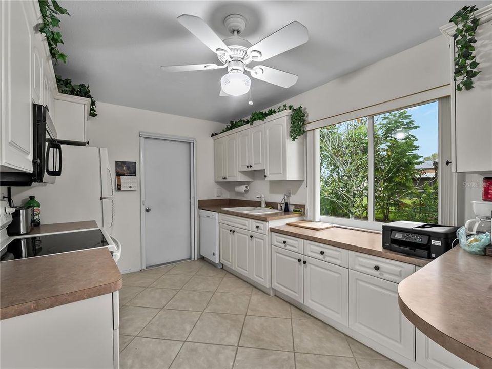 For Sale: $185,000 (2 beds, 2 baths, 912 Square Feet)