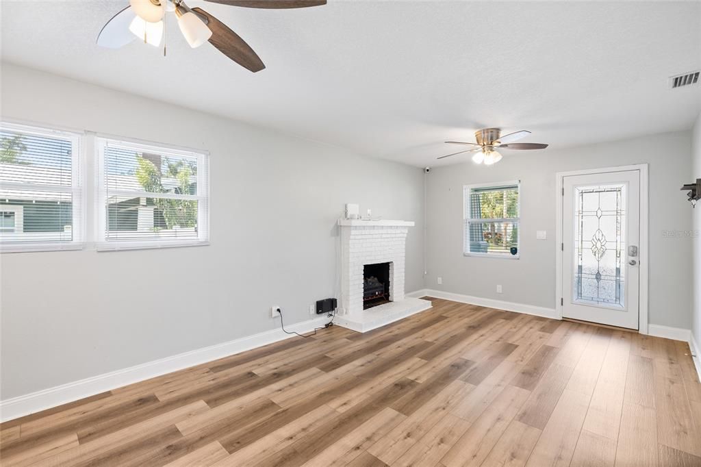 For Sale: $415,000 (3 beds, 2 baths, 1125 Square Feet)