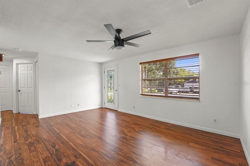 For Sale: $249,999 (2 beds, 1 baths, 922 Square Feet)