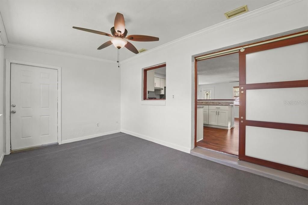 For Sale: $249,999 (2 beds, 1 baths, 922 Square Feet)