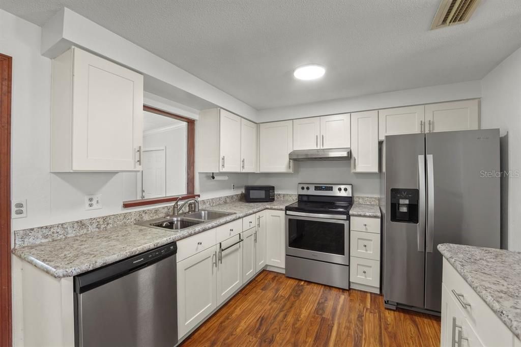 For Sale: $249,999 (2 beds, 1 baths, 922 Square Feet)