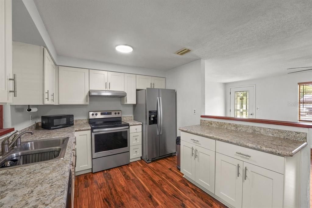 For Sale: $249,999 (2 beds, 1 baths, 922 Square Feet)