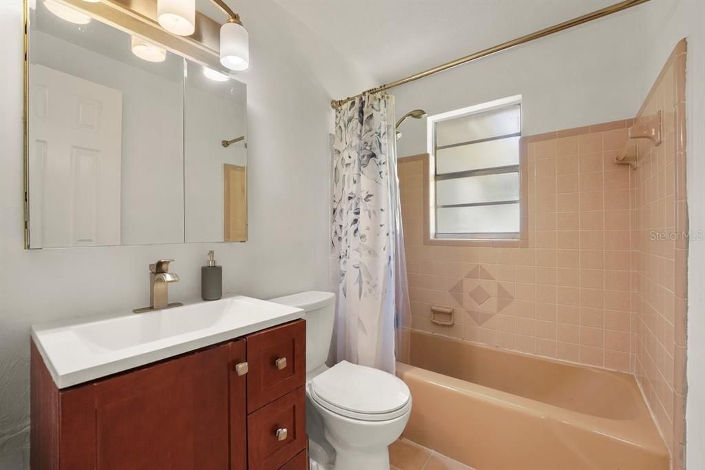 For Sale: $249,999 (2 beds, 1 baths, 922 Square Feet)