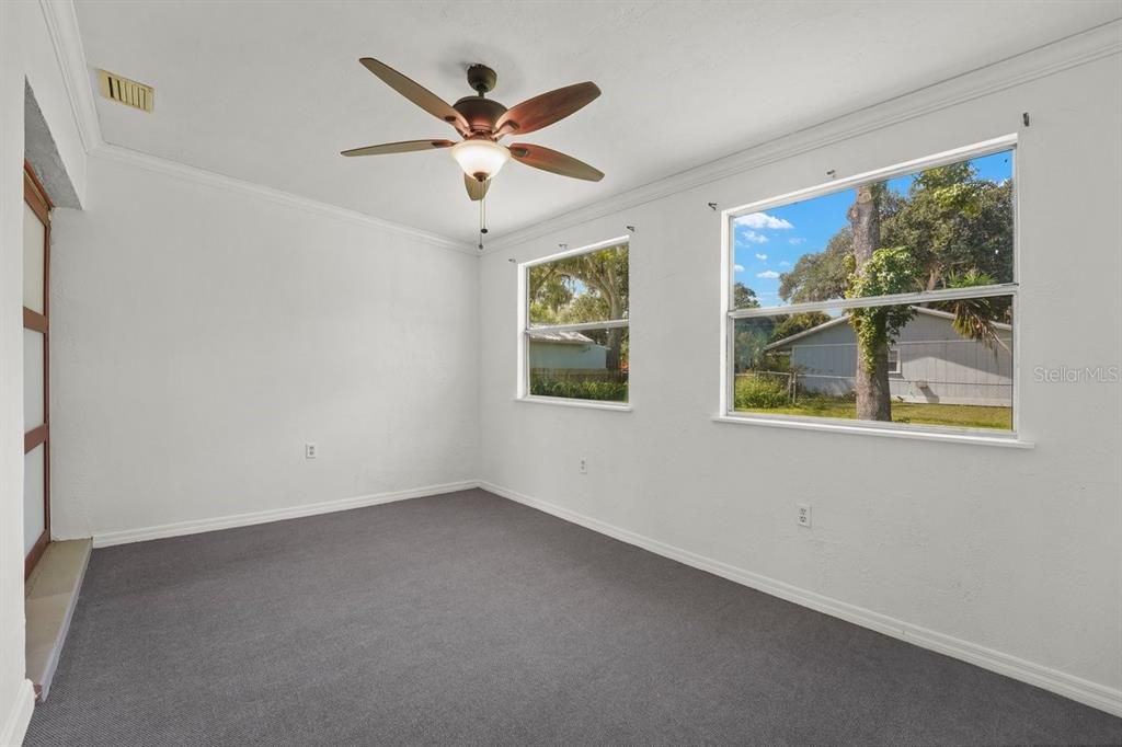 For Sale: $249,999 (2 beds, 1 baths, 922 Square Feet)