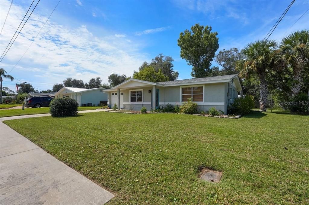 For Sale: $249,999 (2 beds, 1 baths, 922 Square Feet)
