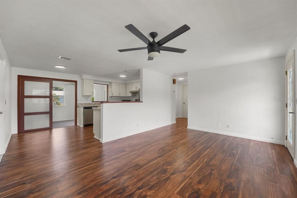 For Sale: $249,999 (2 beds, 1 baths, 922 Square Feet)