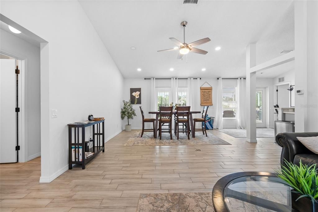 En Venta: $419,900 (3 camas, 2 baños, 1372 Pies cuadrados)