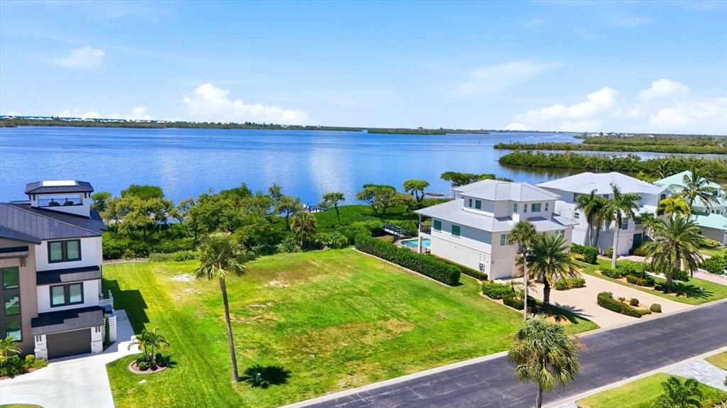 For Sale: $725,000 (0.39 acres)