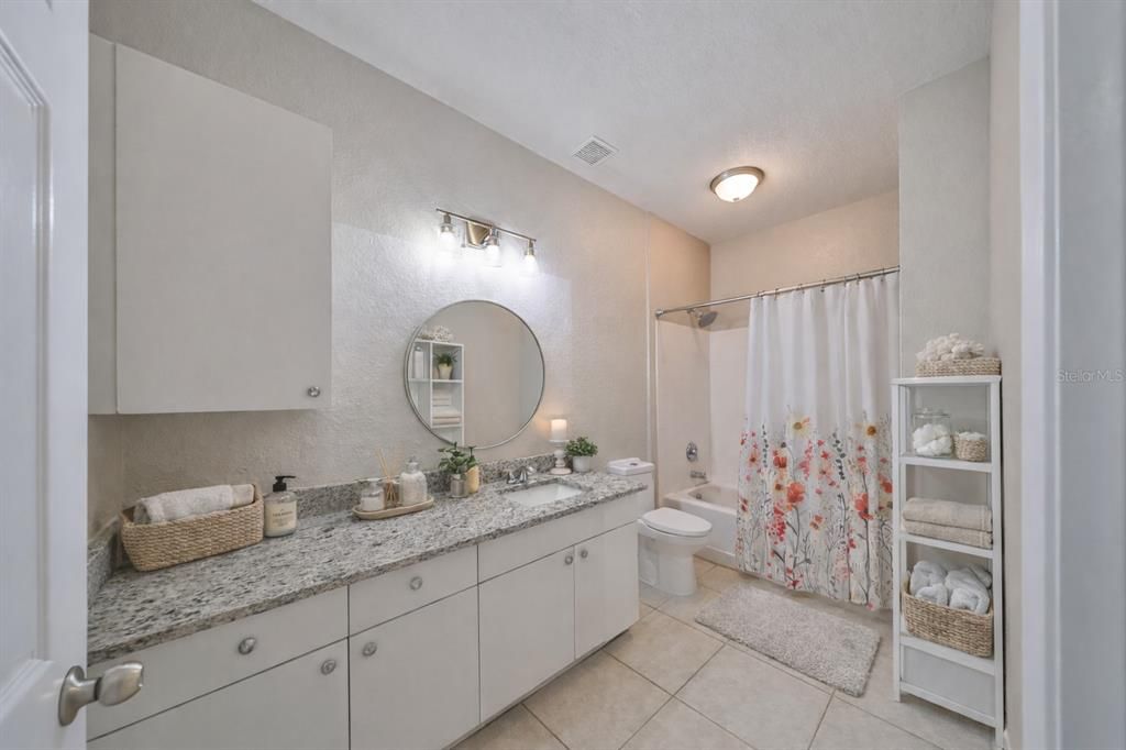 For Sale: $205,000 (1 beds, 1 baths, 929 Square Feet)