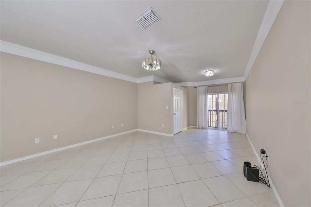 For Sale: $205,000 (1 beds, 1 baths, 929 Square Feet)