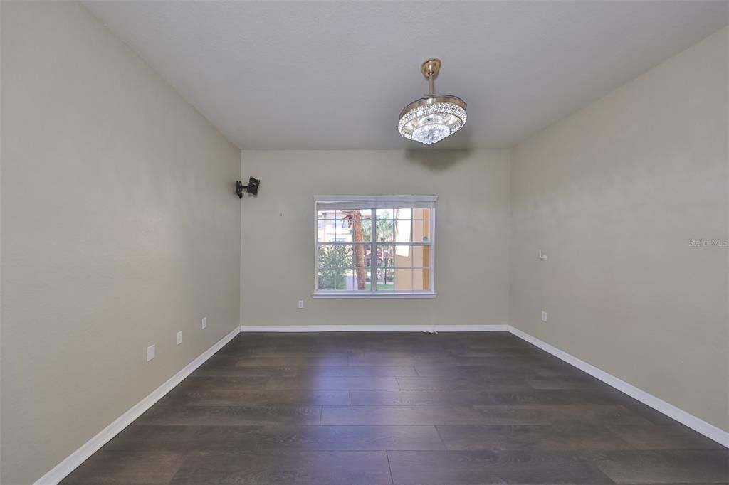 For Sale: $205,000 (1 beds, 1 baths, 929 Square Feet)