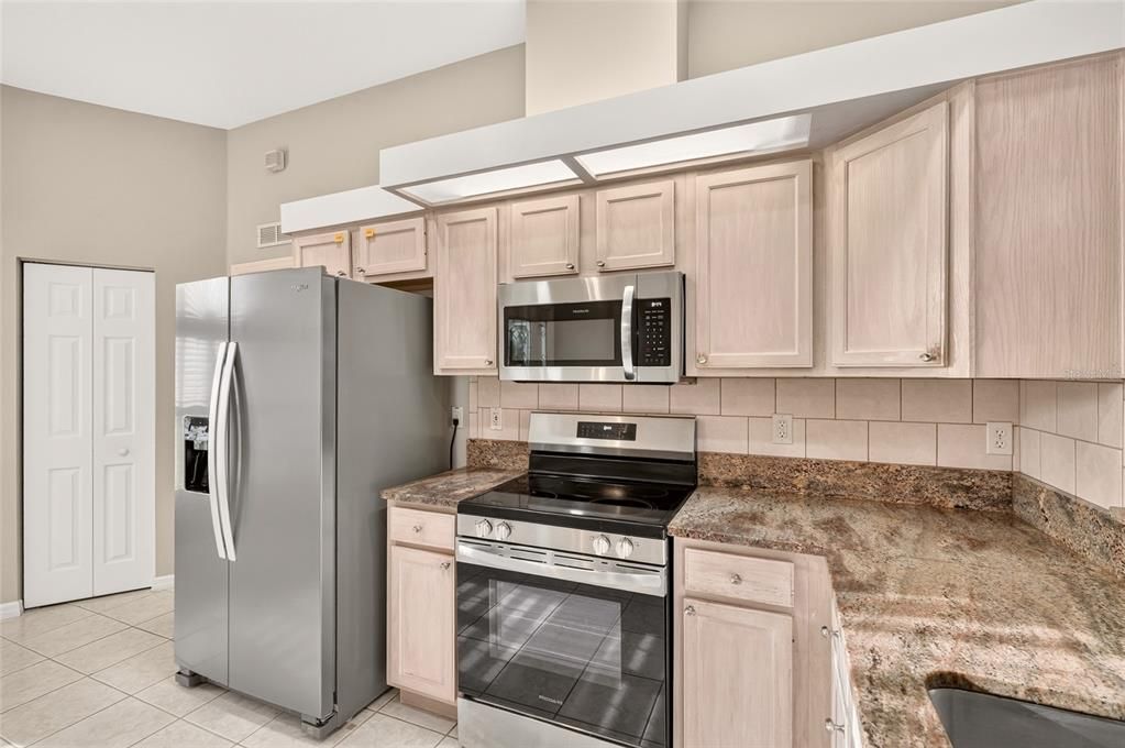 For Sale: $419,888 (2 beds, 2 baths, 1774 Square Feet)