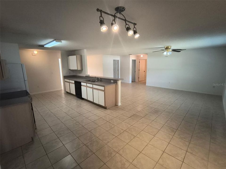 En Renta: $1,950 (4 camas, 2 baños, 1921 Pies cuadrados)