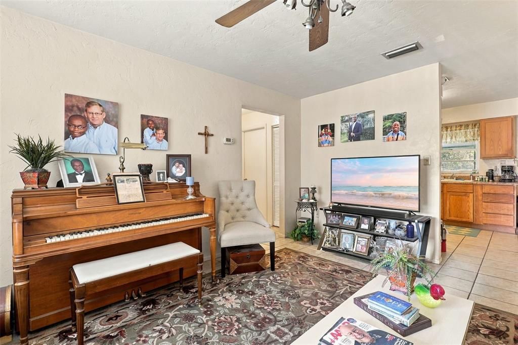 For Sale: $325,000 (4 beds, 2 baths, 1624 Square Feet)