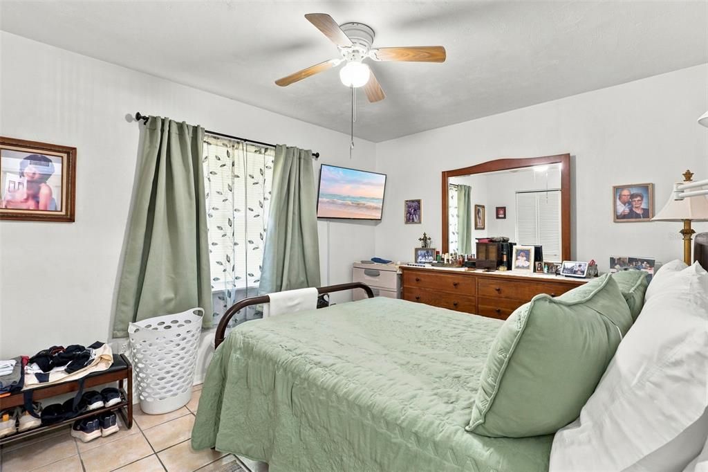 For Sale: $325,000 (4 beds, 2 baths, 1624 Square Feet)