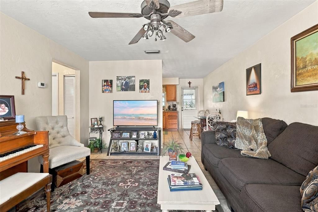 For Sale: $325,000 (4 beds, 2 baths, 1624 Square Feet)