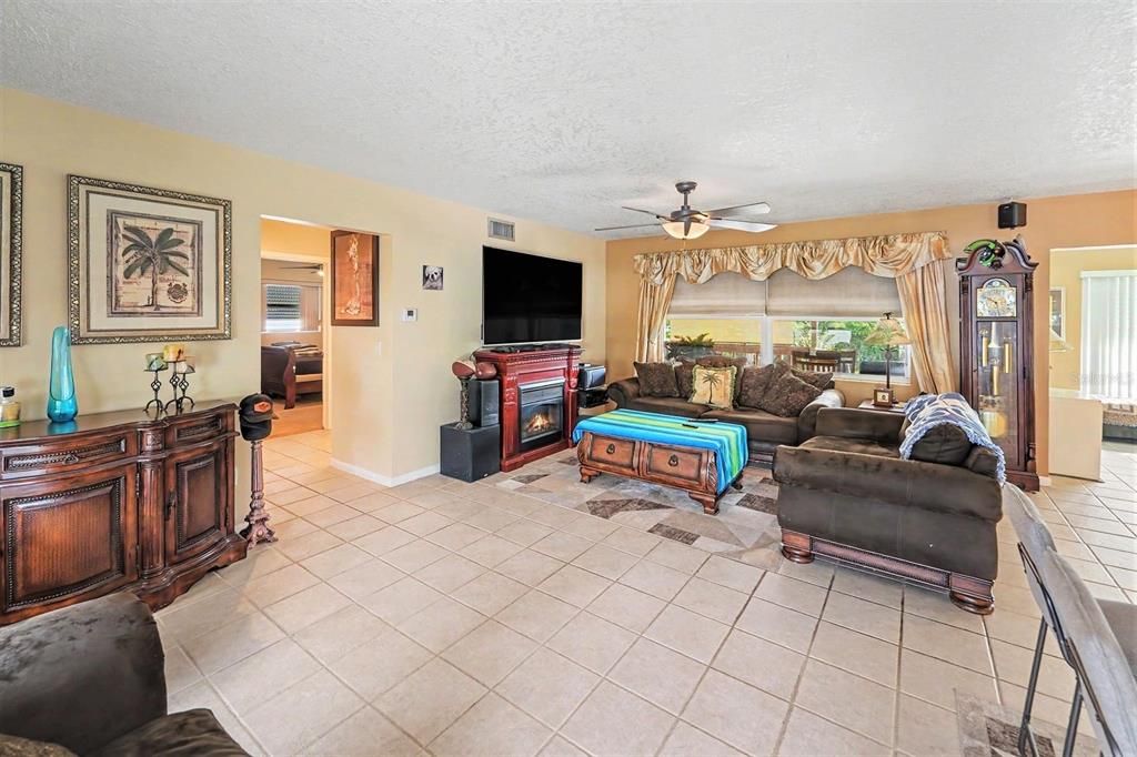 For Sale: $375,000 (2 beds, 2 baths, 1184 Square Feet)