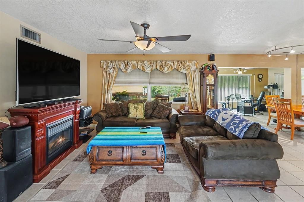For Sale: $375,000 (2 beds, 2 baths, 1184 Square Feet)
