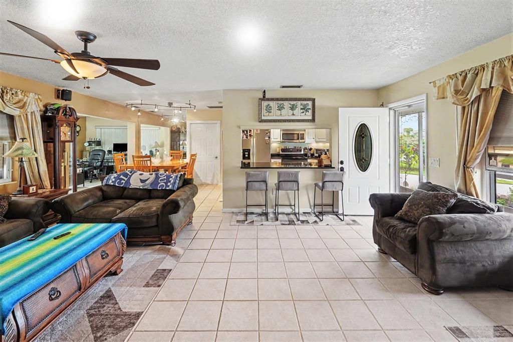For Sale: $375,000 (2 beds, 2 baths, 1184 Square Feet)