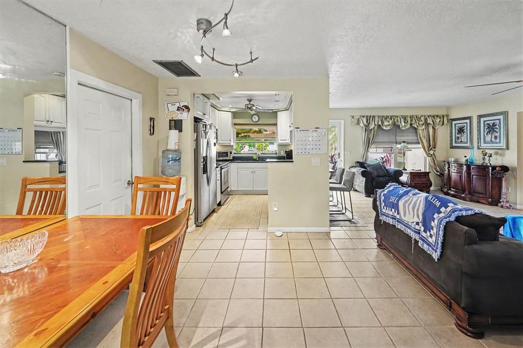 For Sale: $375,000 (2 beds, 2 baths, 1184 Square Feet)