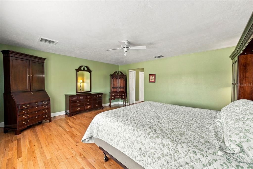 For Sale: $999,500 (5 beds, 4 baths, 4454 Square Feet)
