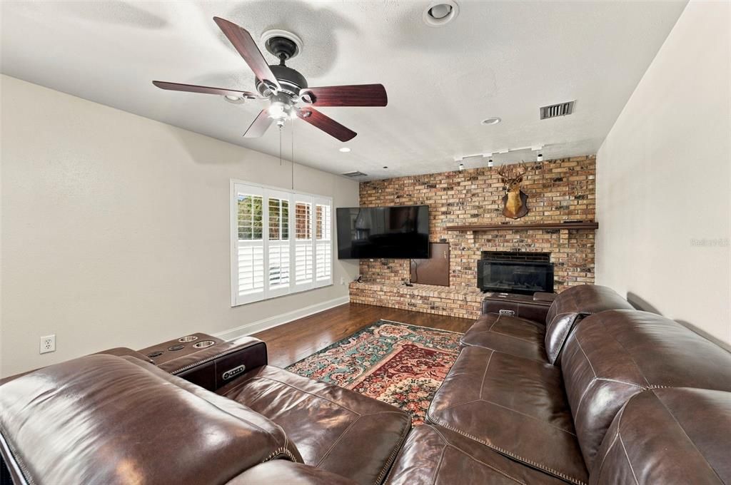 For Sale: $999,500 (5 beds, 4 baths, 4454 Square Feet)