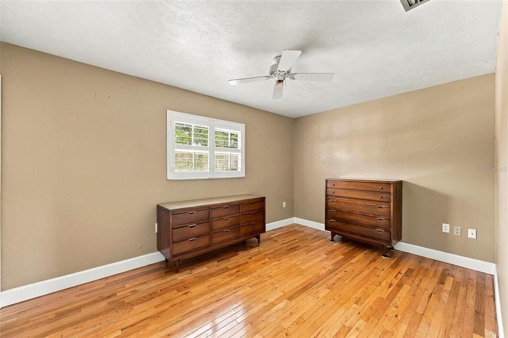 For Sale: $999,500 (5 beds, 4 baths, 4454 Square Feet)