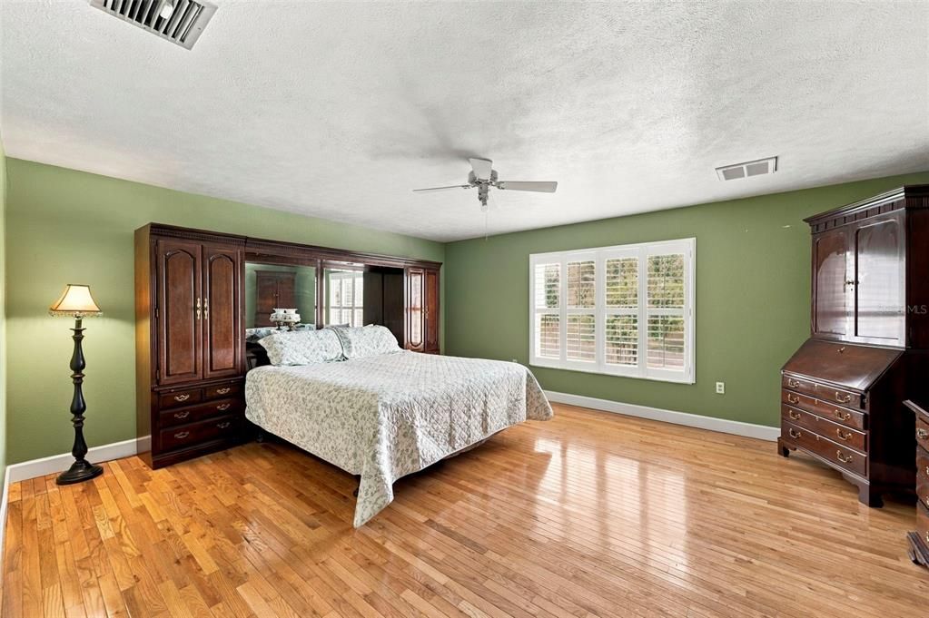For Sale: $999,500 (5 beds, 4 baths, 4454 Square Feet)
