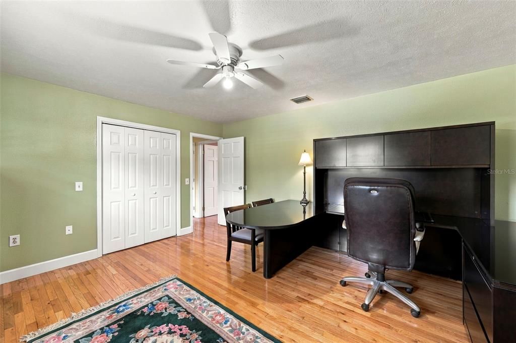 For Sale: $999,500 (5 beds, 4 baths, 4454 Square Feet)