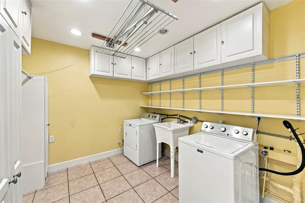For Sale: $999,500 (5 beds, 4 baths, 4454 Square Feet)