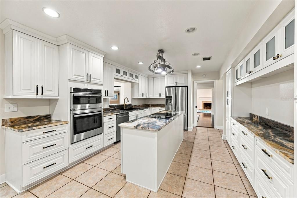 For Sale: $999,500 (5 beds, 4 baths, 4454 Square Feet)