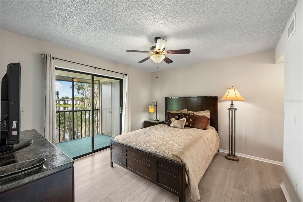 For Sale: $177,000 (2 beds, 2 baths, 888 Square Feet)
