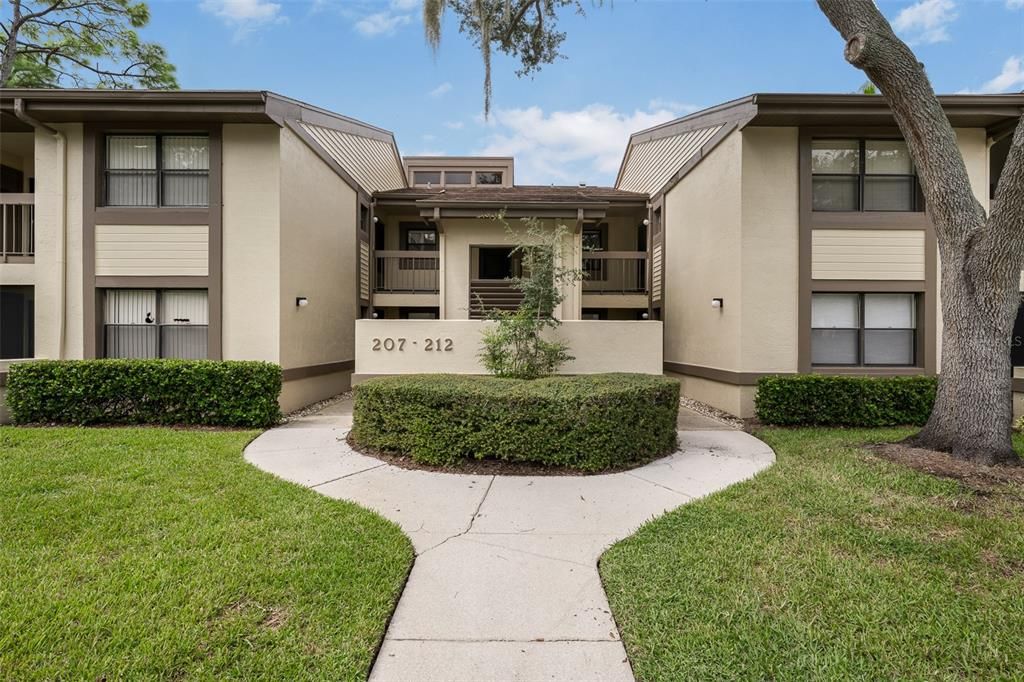 For Sale: $177,000 (2 beds, 2 baths, 888 Square Feet)