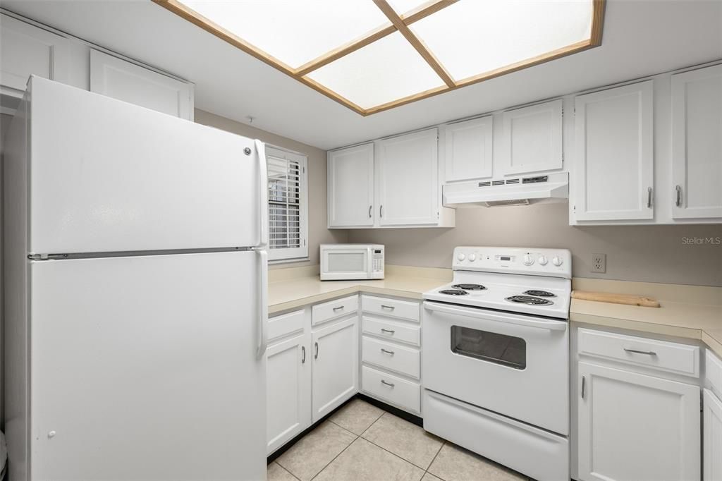 For Sale: $177,000 (2 beds, 2 baths, 888 Square Feet)