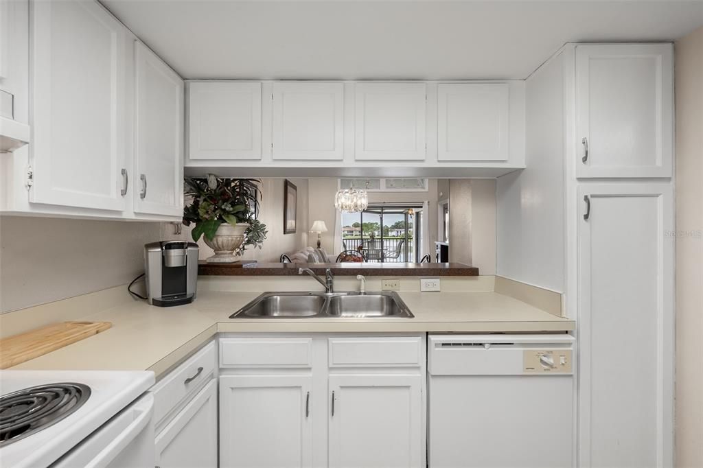 For Sale: $177,000 (2 beds, 2 baths, 888 Square Feet)