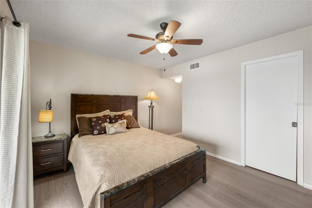 For Sale: $177,000 (2 beds, 2 baths, 888 Square Feet)