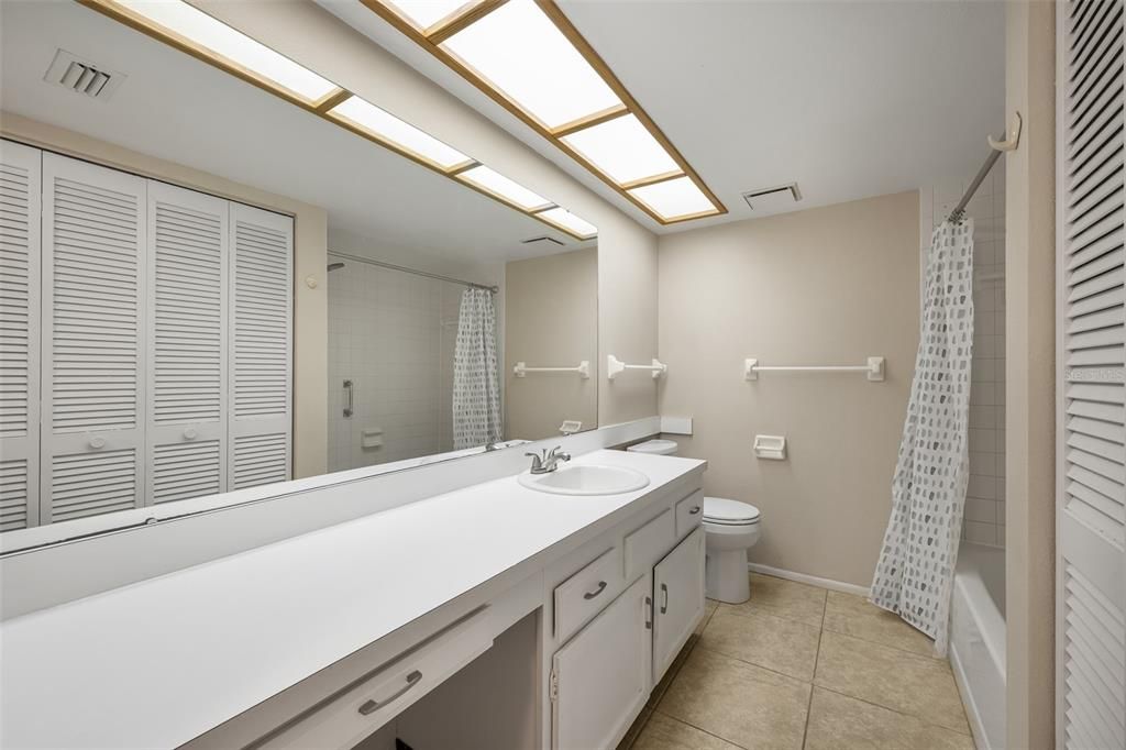 For Sale: $177,000 (2 beds, 2 baths, 888 Square Feet)