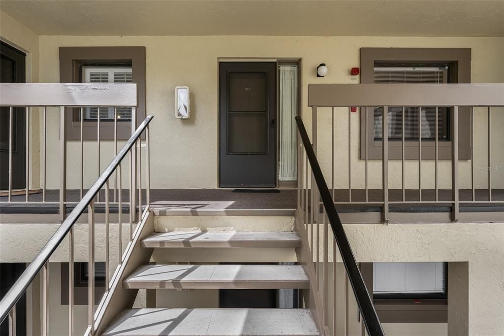 For Sale: $177,000 (2 beds, 2 baths, 888 Square Feet)