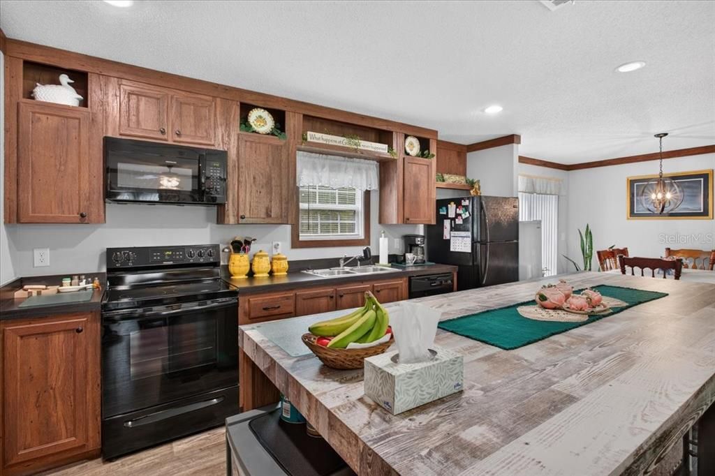 For Sale: $599,000 (4 beds, 2 baths, 1877 Square Feet)