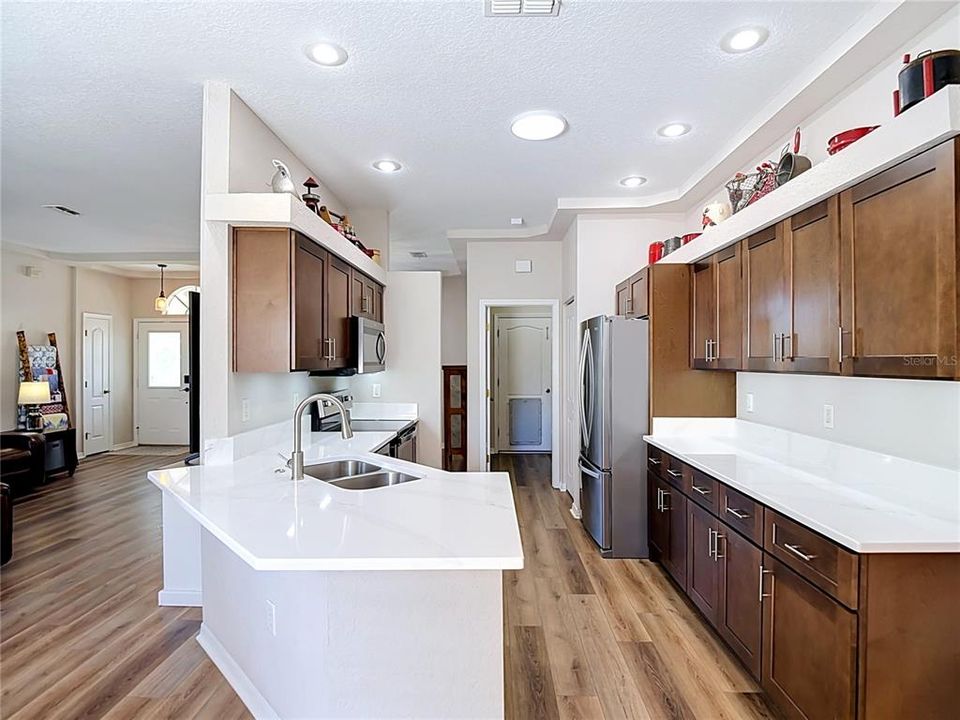 Под контрактом: $365,000 (3 спален, 2 ванн, 1880 Квадратных фут)