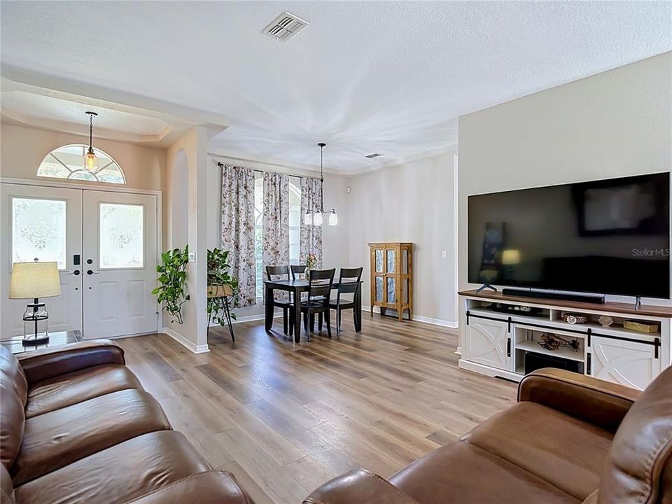 Под контрактом: $365,000 (3 спален, 2 ванн, 1880 Квадратных фут)
