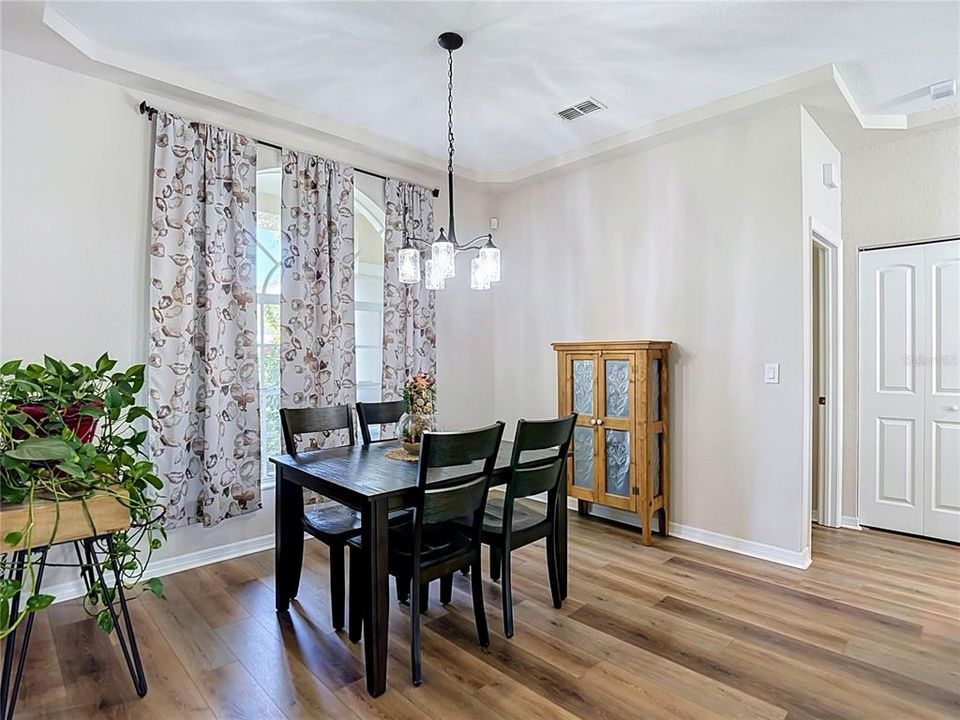 Под контрактом: $365,000 (3 спален, 2 ванн, 1880 Квадратных фут)